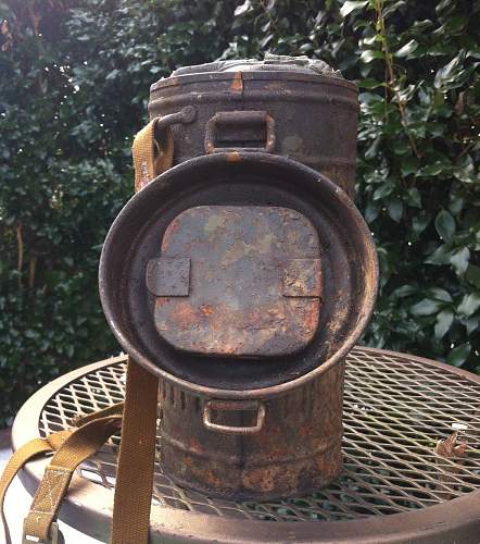 Camouflage gas mask canister - research question