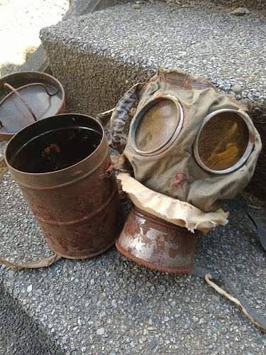 M16 gasmask (Ramenmaske) with canister -Real??