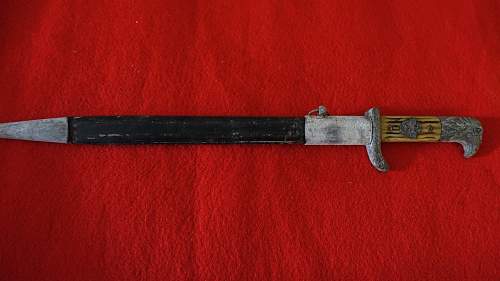 Police dagger help needed