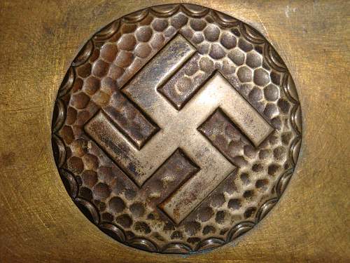 Unidentified &quot;large swastika&quot; buckle ?