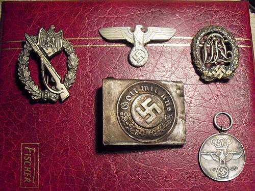 Hello all, thinking of getting this group of items is the belt buckle genuine?