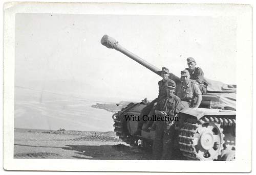 A StuG crew posed with their assault gun