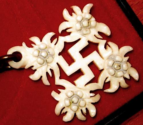 Gebirgsäger edelweiss and swastika field made antler &quot;medal&quot;