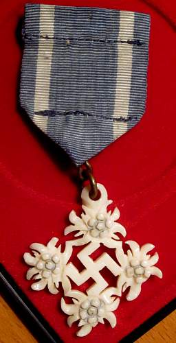 Gebirgsäger edelweiss and swastika field made antler &quot;medal&quot;