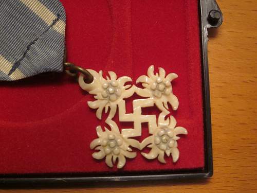 Gebirgsäger edelweiss and swastika field made antler &quot;medal&quot;