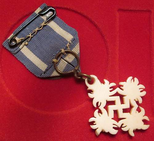 Gebirgsäger edelweiss and swastika field made antler &quot;medal&quot;