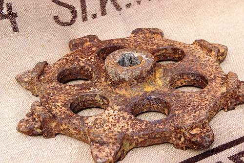 WW1 or 2 Tank drive wheel (maybe Panzer) or Artillery tractor / h track : unknown country of origin