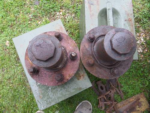 Help needed with ID of wheel hubs and towing hitch