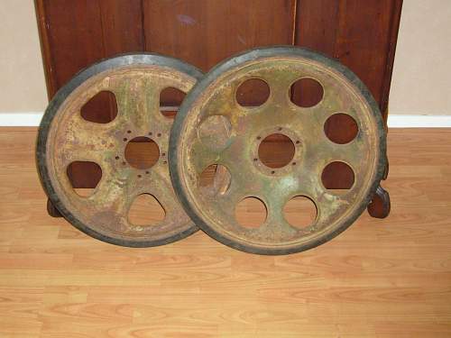 Schutzenpanzerwagen 250 and 251 camouflaged wheels,