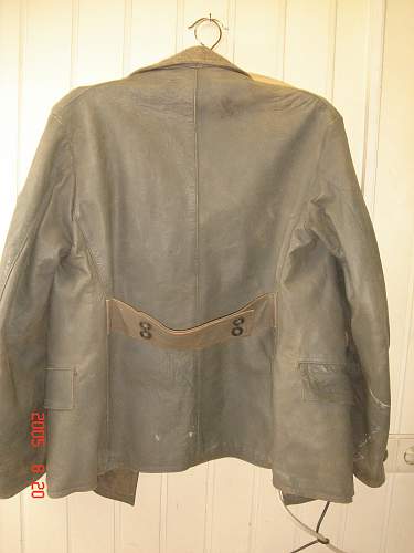 Kriegsmarine leather-jacket. Original or not? Weird details on jacket...