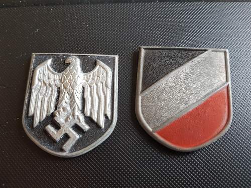 Afrikakorps Tropenhelm shield badge original or repo