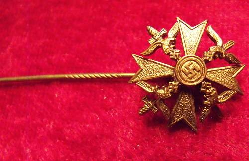 Spanienkreuz mit Schwerten Stickpin in Gold