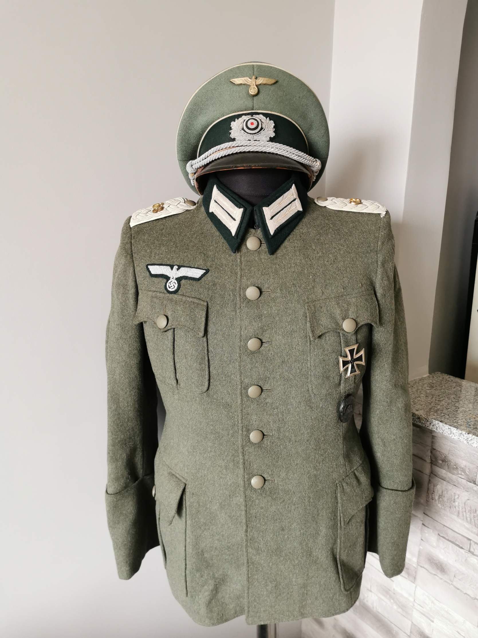 WW2 German, Soviet, Allied militaria, uniforms, awards, weapons