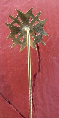 Spanienkreuz mit Schwerten Stickpin in Gold