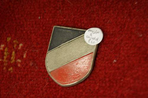 Luftwaffe tropenhelm insignia- genuine?