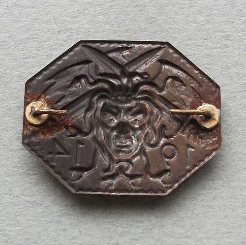 Is this a German Kaiserliche Marine or Kriegsmarine badge?