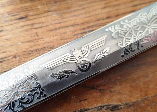 Double etched unmarked Heer dagger