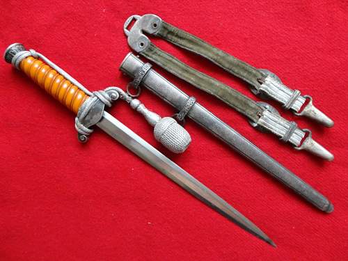 Daggers with unmarked blades