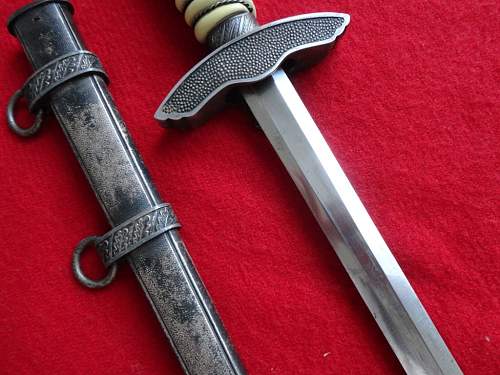 Daggers with unmarked blades
