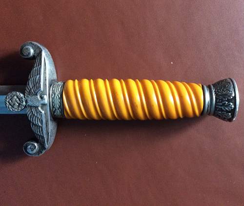 Loose dagger handle