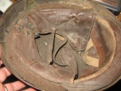 British dispatch riders helmet, 1944, but painted bomb?