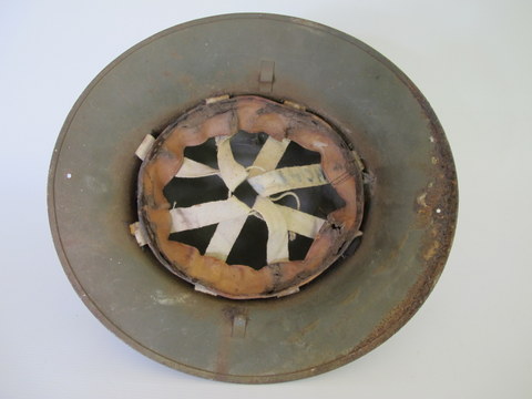 Unidentified ww1 steel helmet. Any advice?!