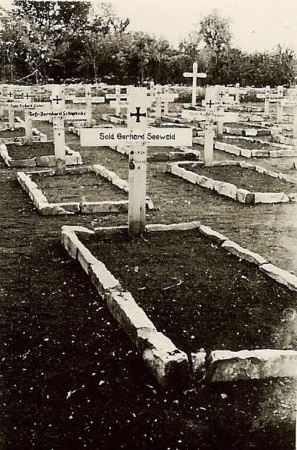 &quot;I once had a comrade&quot;. Photos of graves of German soldiers.