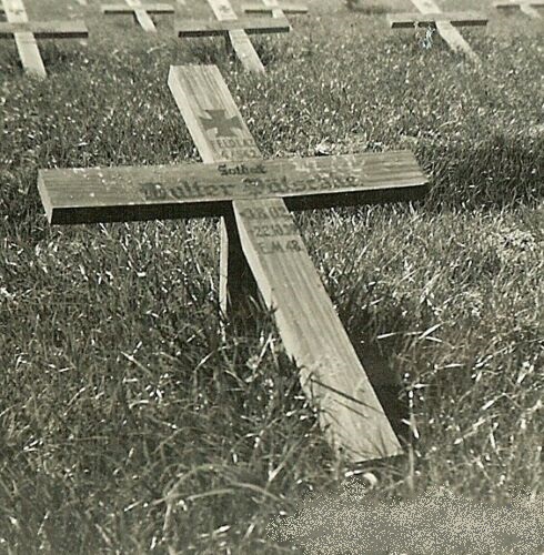 &quot;I once had a comrade&quot;. Photos of graves of German soldiers.