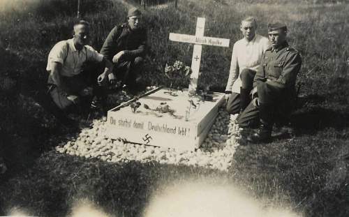 &quot;I once had a comrade&quot;. Photos of graves of German soldiers.