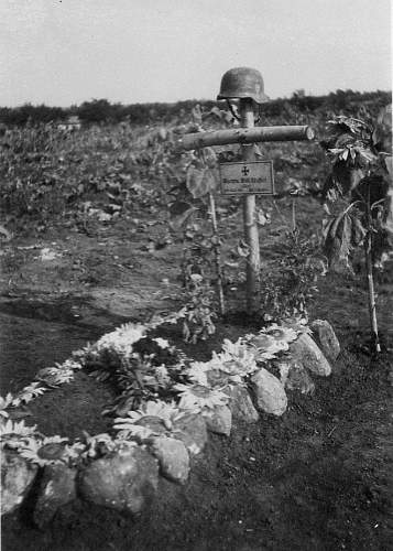 &quot;I once had a comrade&quot;. Photos of graves of German soldiers.