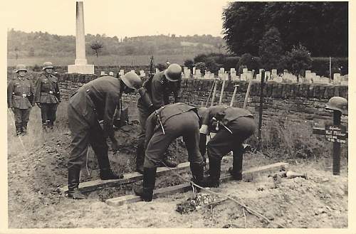 &quot;I once had a comrade&quot;. Photos of graves of German soldiers.