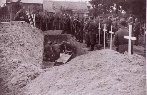 &quot;I once had a comrade&quot;. Photos of graves of German soldiers.