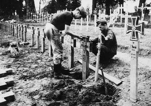 &quot;I once had a comrade&quot;. Photos of graves of German soldiers.