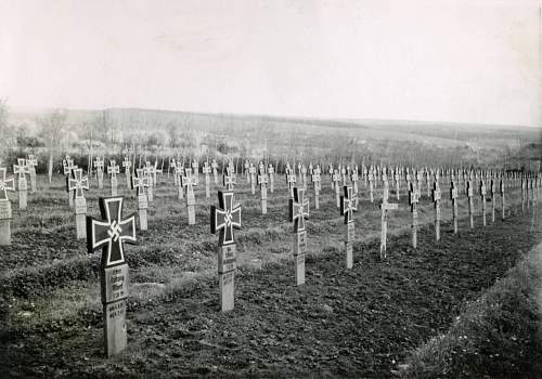 &quot;I once had a comrade&quot;. Photos of graves of German soldiers.