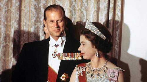 A Knight's Cross next to Queen Elizabeth