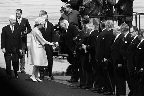 A Knight's Cross next to Queen Elizabeth