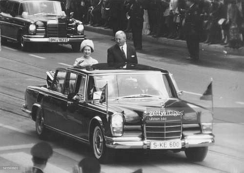 A Knight's Cross next to Queen Elizabeth