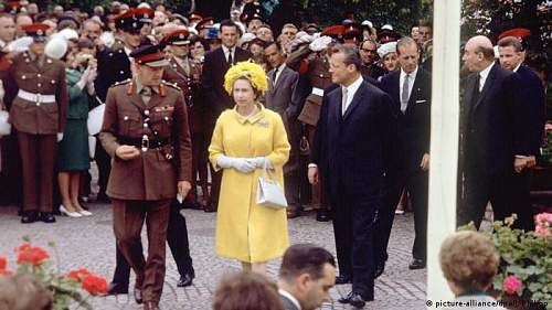 A Knight's Cross next to Queen Elizabeth