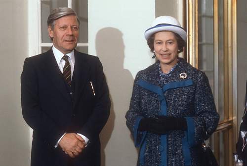 A Knight's Cross next to Queen Elizabeth