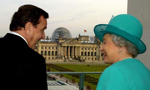 A Knight's Cross next to Queen Elizabeth