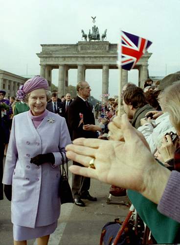 A Knight's Cross next to Queen Elizabeth