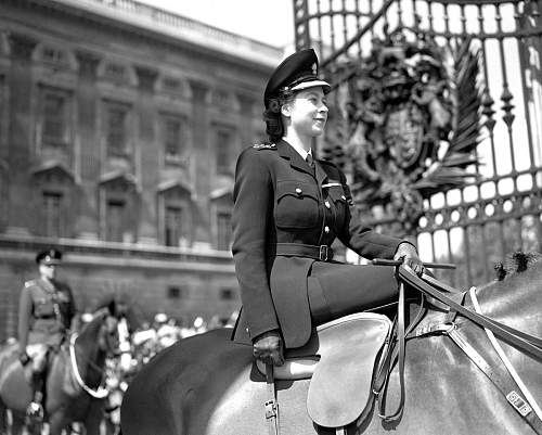 A Knight's Cross next to Queen Elizabeth