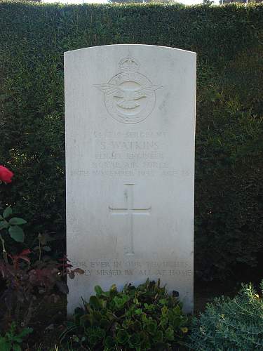 58 British and Allied airmen buried in the Chièvres Communal Cemetery ( Belgium ).