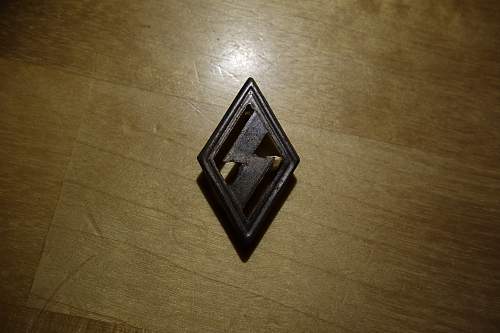 Unknown small diamond shape logo with safety pin?