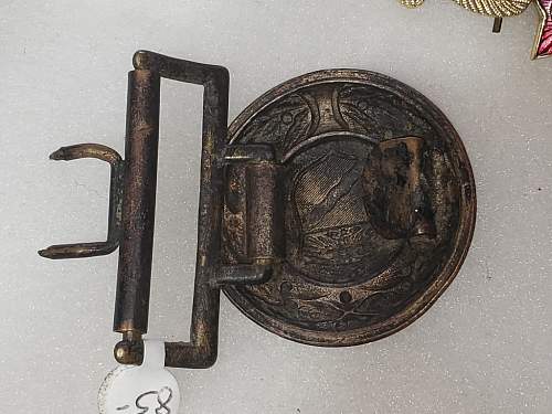 Round Belt Buckle (Need help in identifying)