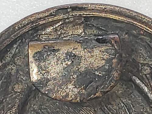 Round Belt Buckle (Need help in identifying)