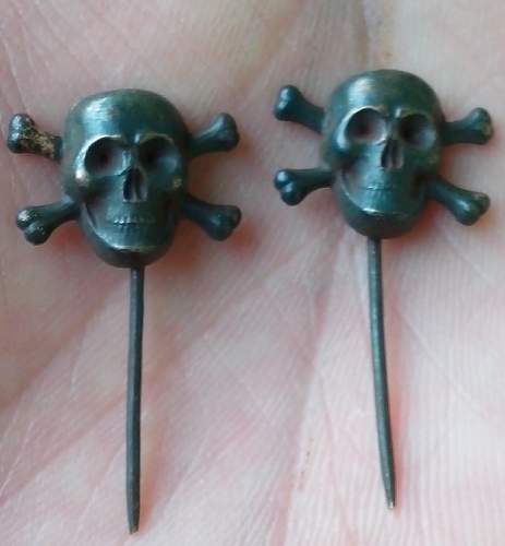 Skull and stalhelm pin