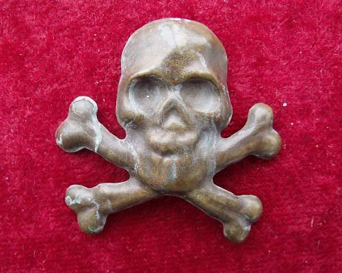 Skull and stalhelm pin