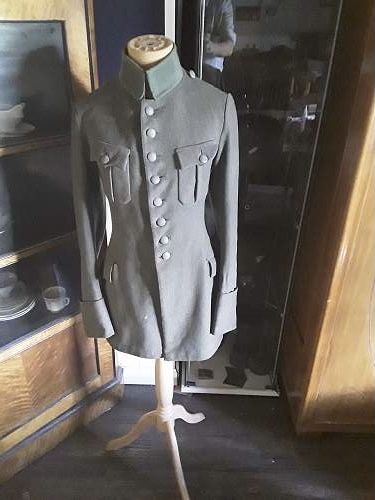 Ww1 officers  tunic -traces of collar tabs but  which ones?