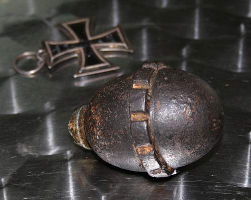 Egg grenade with fragmentation band